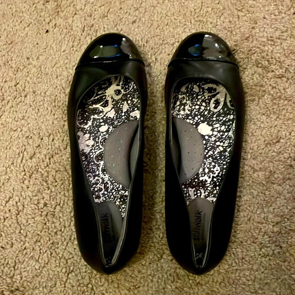 *never worn* ballet flats
